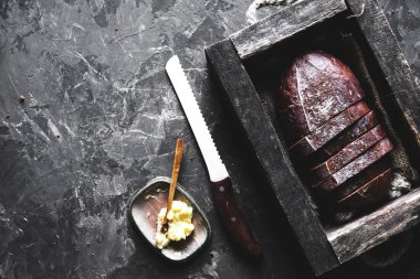 Eski bir ahşap kutu ekmek zaten parçalar halinde kesin. Gıda