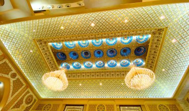 Sarayda lüks bir avize.