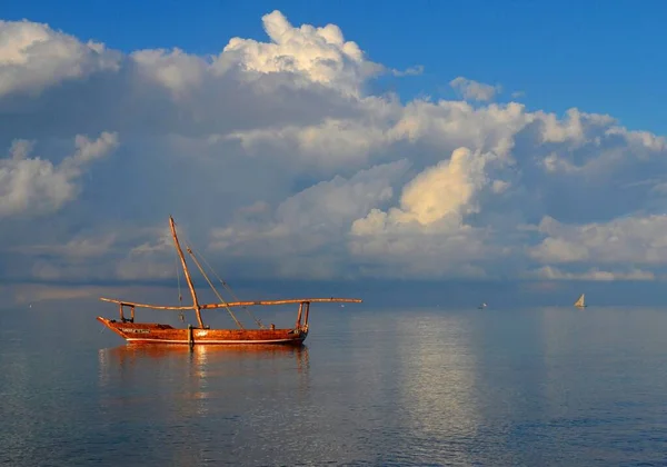 Sabaha Tahta Bir Tekneyle Sakin Bir Sahil Zanzibar — Stok fotoğraf