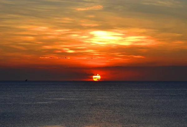 Rund Orange Solnedgång Över Havet Zanzibar — Stockfoto