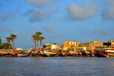 Saint-Louise, Senegal 'de geleneksel renkli balıkçı tekneleri