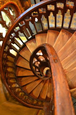 Romanya 'nın Bükreş kentindeki Carul cu Bere restoranının tahta merdivenleri