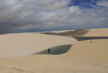 Lencois Maranhenses, Maranhao, Brezilya milli parkındaki turkuaz göller ve beyaz kum tepelerinin güzel manzarası