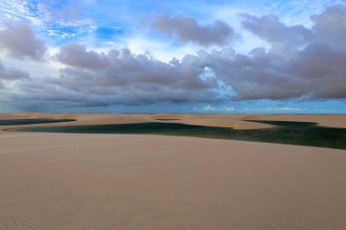 Lencois Maranhenses, Maranhao, Brezilya milli parkındaki turkuaz göller ve beyaz kum tepelerinin güzel manzarası