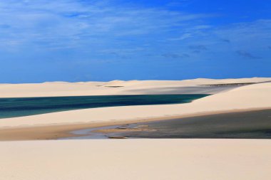 Lencois Maranhenses, Maranhao, Brezilya milli parkındaki turkuaz göller ve beyaz kum tepelerinin güzel manzarası