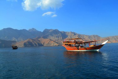 Musandam fiyordunun ve geleneksel Arap yemeğinin güzel manzarası Umman.