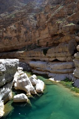 Wadi Shab 'da turkuaz suyu olan güzel bir kanyon, Umman.