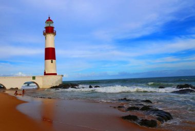 Itapua, Salvador de Bahia, Brezilya 'da güzel kırmızı ve beyaz deniz feneri