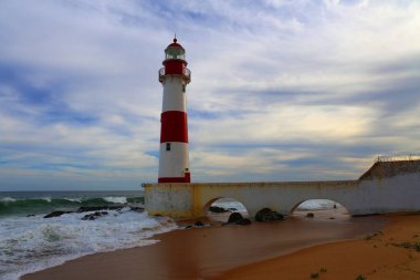 Itapua, Salvador de Bahia, Brezilya 'da güzel kırmızı ve beyaz deniz feneri