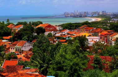 Olinda, Pernambuco, Brezilya 'daki çatı ve okyanus manzarası