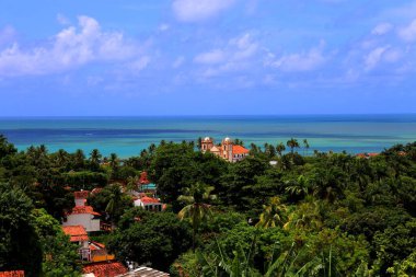 Bereketli köy, kilise ve turkuaz okyanus manzarası, Olinda, Pernambuco, Brezilya