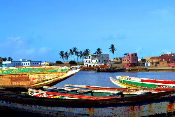 Παραδοσιακά Πολύχρωμα Αλιευτικά Σκάφη Στο Saint Louise Σενεγάλη — Φωτογραφία Αρχείου