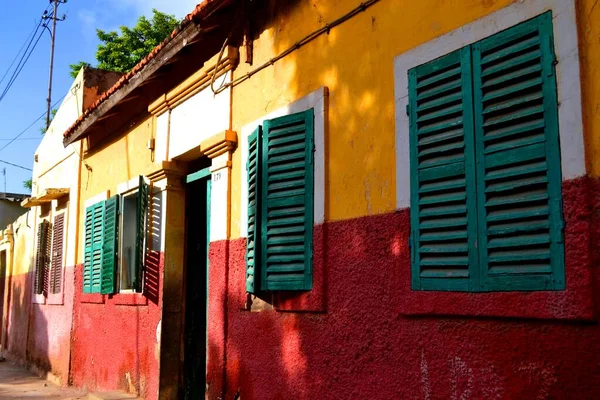 Güzel renkli şehir Saint Louise, Senegal