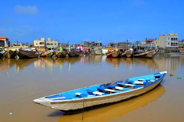 Παραδοσιακά Πολύχρωμα Αλιευτικά Σκάφη Στο Saint Louise Σενεγάλη — Φωτογραφία Αρχείου