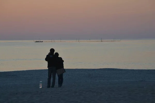 Couple Regardant Lever Soleil Sur Plage Vama Veche Roumanie — Photo