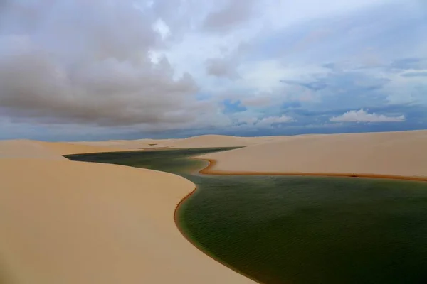 브라질 Maranhao Lencois Maranhenses 공원에 청록색 석호와 언덕의 아름다운 — 스톡 사진