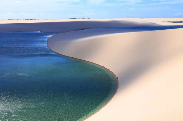 Lencois Maranhenses, Maranhao, Brezilya milli parkındaki turkuaz göller ve beyaz kum tepelerinin güzel manzarası