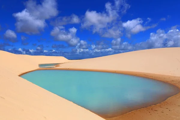 브라질 Maranhao Lencois Maranhenses 공원에 청록색 석호와 언덕의 아름다운 — 스톡 사진