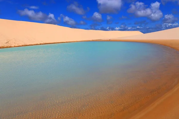 レニス マランハネス国立公園のターコイズブルーのラグーンと白い砂丘の美しい風景 マラナオ ブラジル — ストック写真