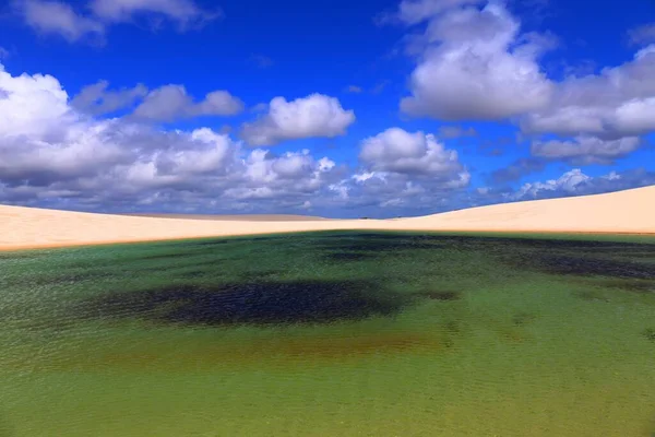 巴西马兰豪Lencois Maranhenses国家公园Santo Amaro美丽的绿松石泻湖和白色沙丘 — 图库照片