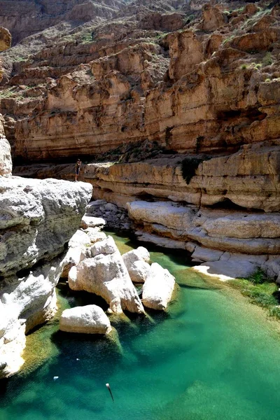 Belo Desfiladeiro Com Água Azul Turquesa Wadi Shab Omã — Fotografia de Stock