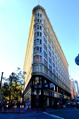 San Francisco 'da yüksek beyaz bir köşe binası.