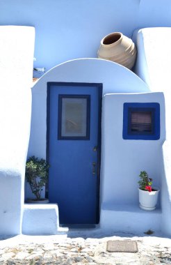 Oia, Santorini, Yunanistan 'da güzel beyaz ve mavi mimari