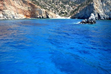 Yunanistan 'ın Milos adasının plajlarında inanılmaz mavi sular