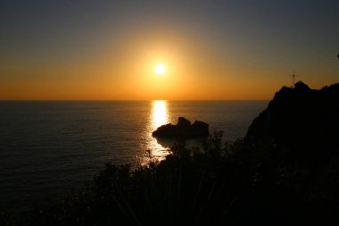 Yunanistan 'ın Korfu adasındaki körfezin üzerinde güzel bir gün batımı