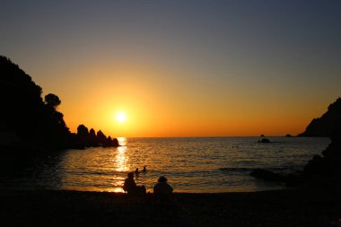 Yunanistan 'ın Korfu adasındaki körfezin üzerinde güzel bir gün batımı