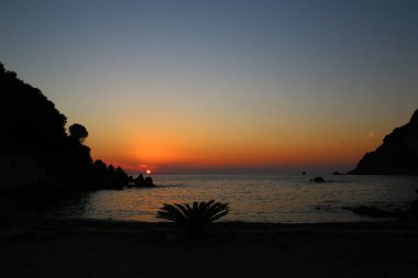 Yunanistan 'ın Korfu adasındaki körfezin üzerinde güzel bir gün batımı