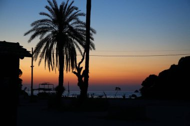 Yunanistan 'ın Korfu adasındaki körfezin üzerinde güzel bir gün batımı