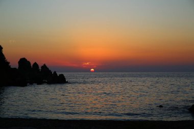 Yunanistan 'ın Korfu adasındaki körfezin üzerinde güzel bir gün batımı