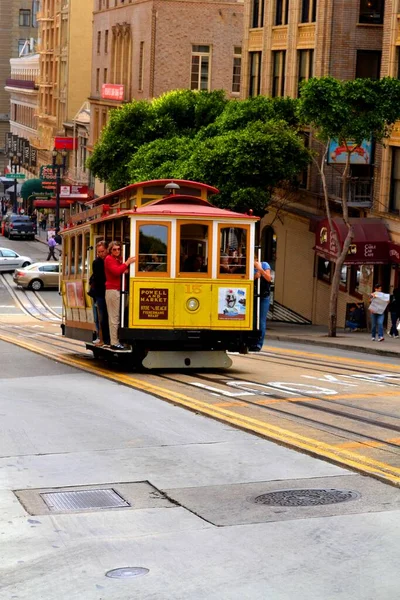 旧金山传统的黄色有轨电车 沿街行驶 — 图库照片