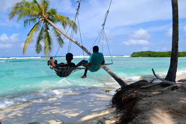Плавання Пальмами Над Узбережжям Мальдівів — стокове фото