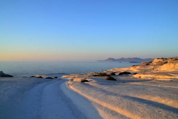 希腊米洛斯岩石海滩的美丽景色 — 图库照片