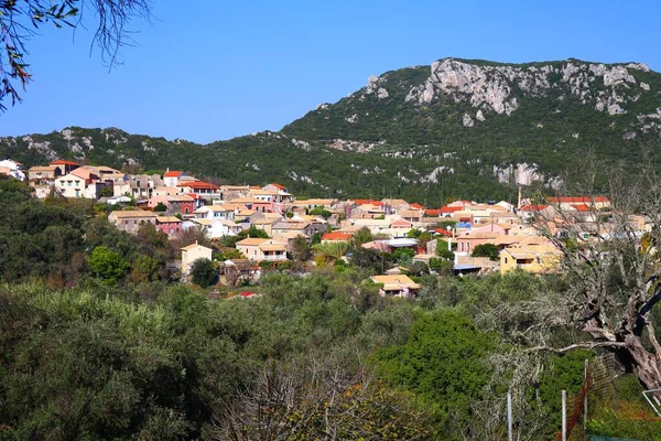 ギリシャのコルフ島 ラクーンの村から海を見下ろす ストック画像