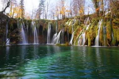 Hırvatistan 'ın Plitvice göllerinde güzel yeşil şelaleler