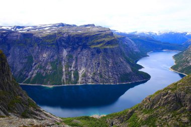 Norveç 'teki Trolltunga dağlarının güzel manzarası
