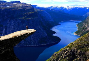 Norveç 'teki Trolltunga dağlarının güzel manzarası