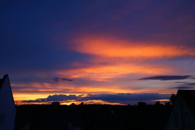 Solucanlar, Almanya 'da gün batımında dramatik bir gökyüzü