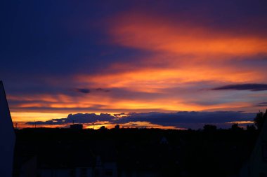 Solucanlar, Almanya 'da gün batımında dramatik bir gökyüzü