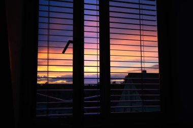 Solucanlar, Almanya 'da gün batımında dramatik bir gökyüzü