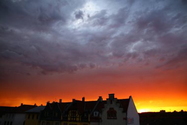 Solucanlar, Almanya 'da gün batımında dramatik bir gökyüzü