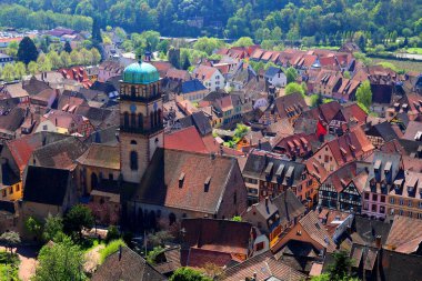 Fransa 'nın Alsace kentindeki geleneksel renkli Kaysersberg-Vadisi