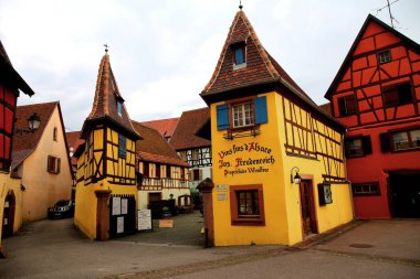 Fransa 'nın Alsace kentindeki tarihi ortaçağ köyü Eguisheim