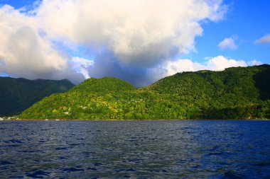 Anse Castanet 'in yemyeşil plajı, Soufriere, Saint Lucia