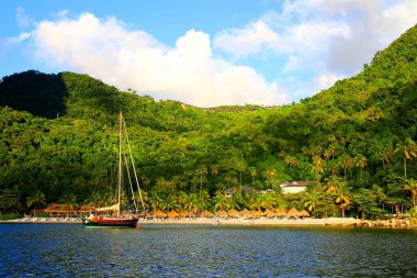 Güzel yemyeşil tropikal körfez Soufriere, Saint Lucia 'da teknesi var.