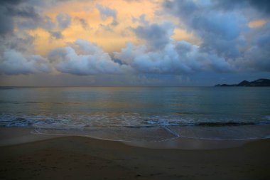 Saint Lucia sahilinde fırtınalı Karayipler semaları