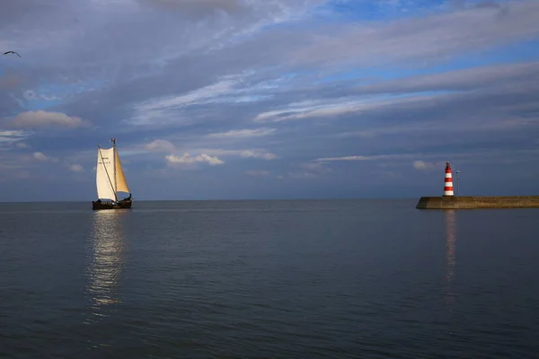 Gölün Üzerinde Dramatik Bir Gökyüzü Bir Yelkenli Teknesi Nida Şirin — Stok fotoğraf